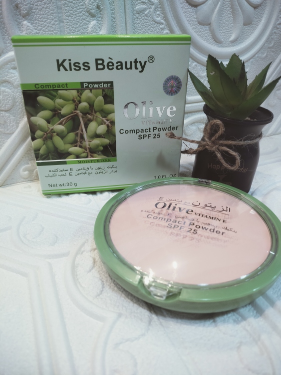 بودرة مضغوطة زيت الزيتون  kiss beauty olive 