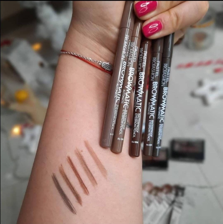 قلم الحاجب الرائع منpastel بعدة درجات