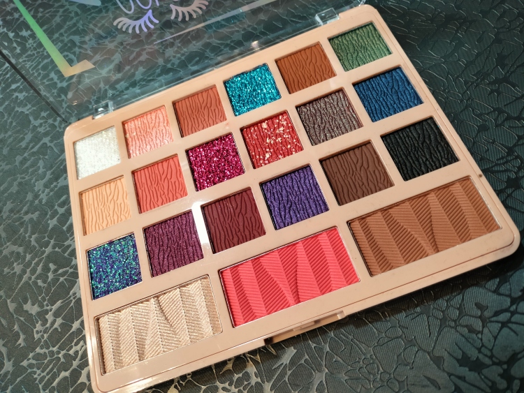 باليت أي شدو color sensitive seven cool 