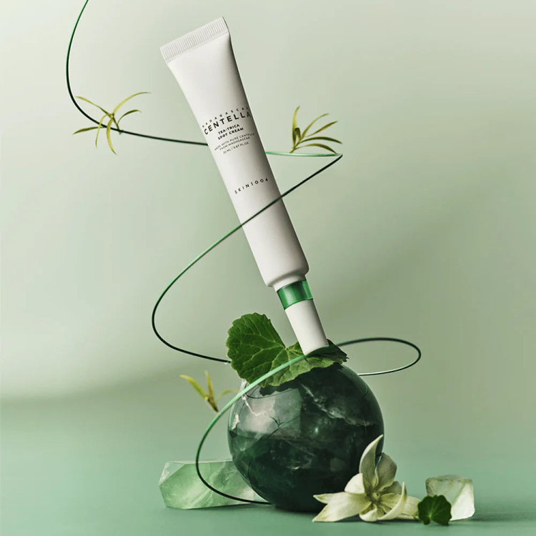 Skin1004 Madagascar Centella Tea-Trica Spot Cream كريم موضعي لعلاج حب الشباب 
