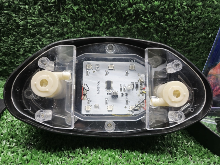 حوض أسماك صغير ومزود بأضاءة LEDوشاحن USB