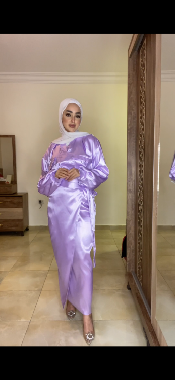 طقم " الساتان " باللون النهدي 