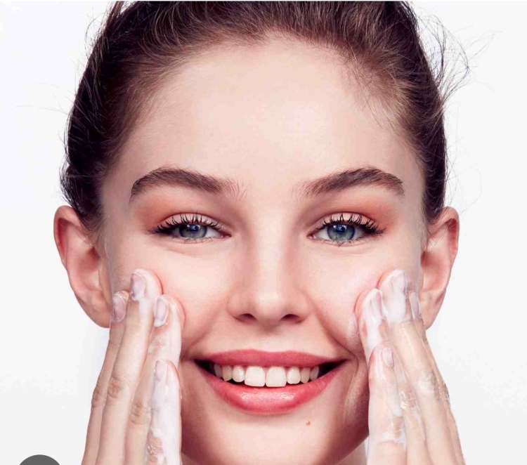  75ML.ESSENTIALS Calming Face Wash & Scrub with Pro-Vitami 42975