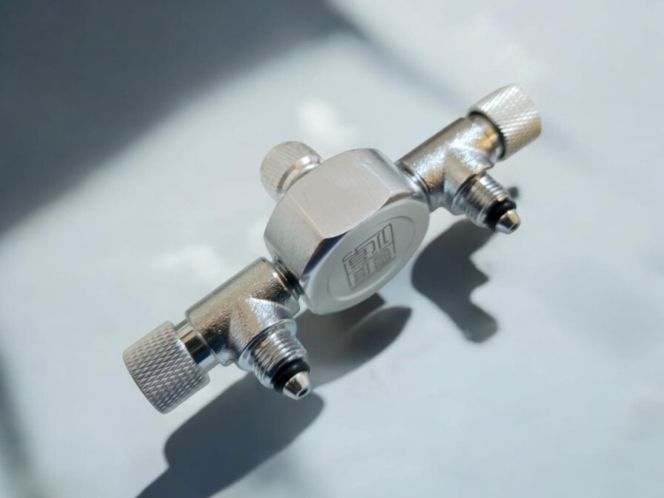 موزع مزدوج لغاز co2