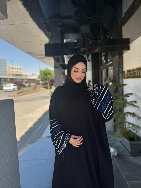 عباية تطريز كحلي وابيض