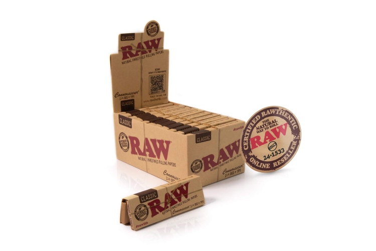 RAW Classic Rolling Paper - Size 1.1/4 - 50 paper + 50 Tips  per pack 