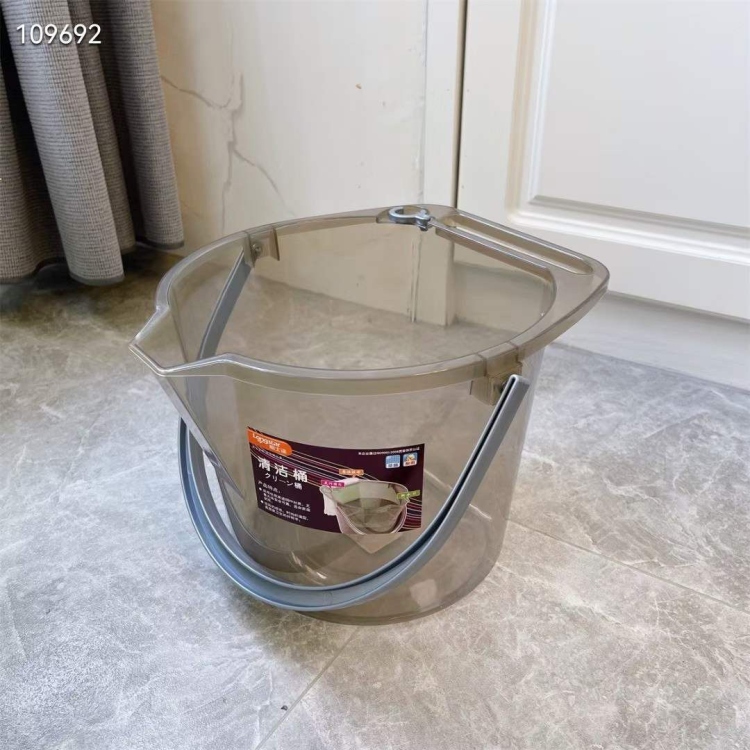 سطل ماء 