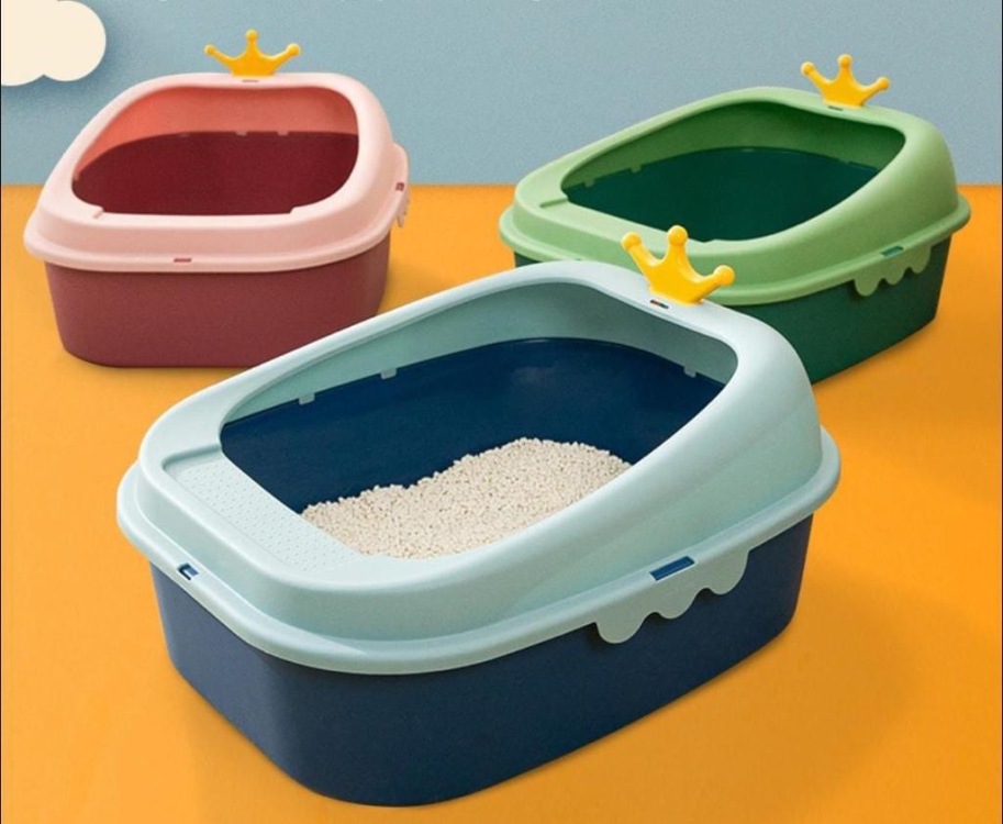 Elegant Crown Design Cat Litter Tray Box comes with Free Scoop