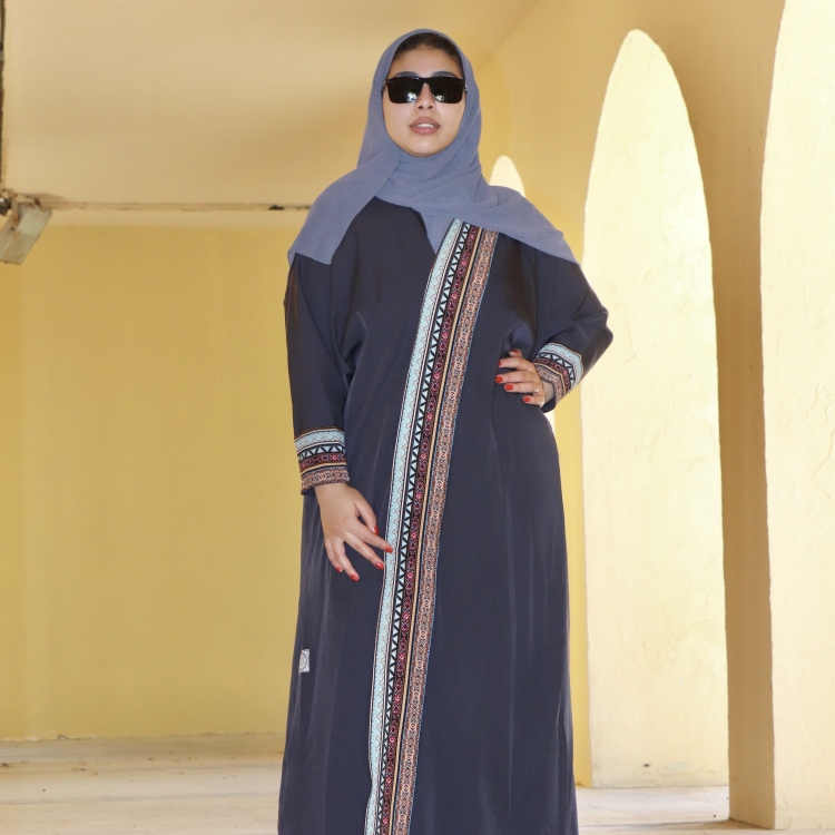 عباية ملونةً
