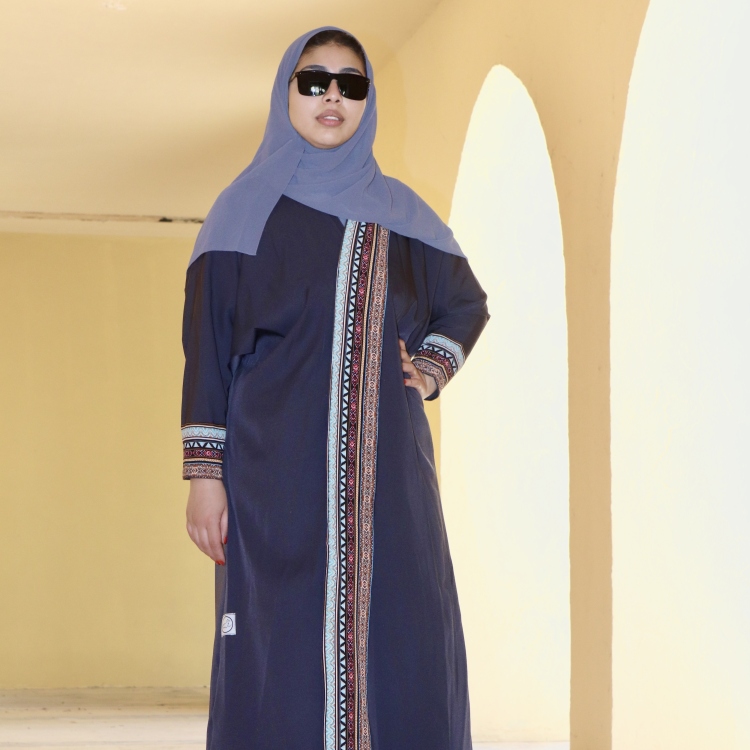 عباية ملونةً