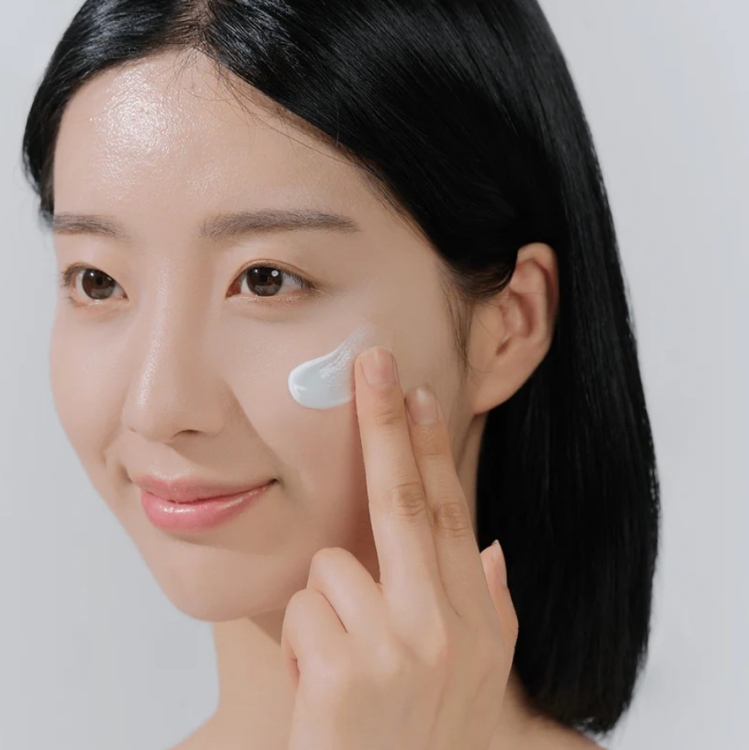 SKIN1004, Madagascar Centella Hyalu-Cica Water-Fit Sun Serum