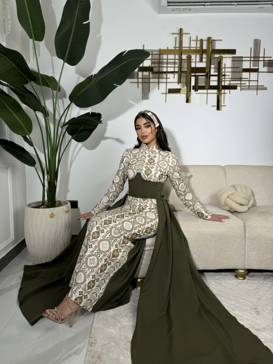 (ثوب الملكة )Queen-style henna dress with a long train
