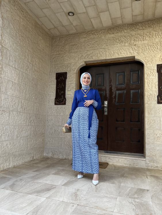 ثوب الياسمين للحنا باللون النيلي