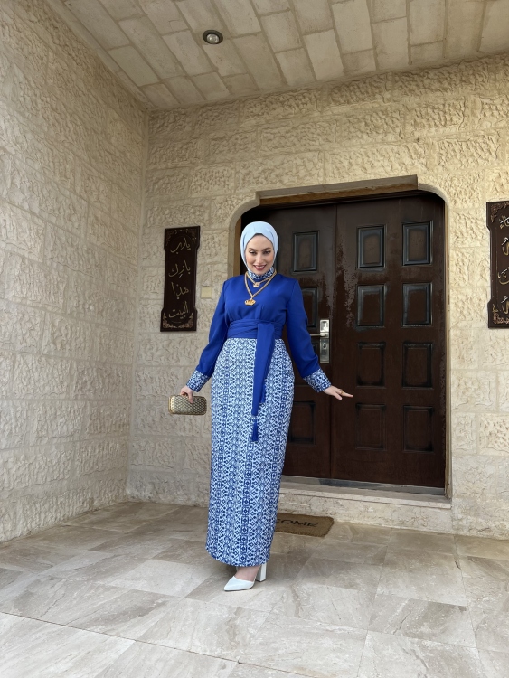 ثوب الياسمين للحنا باللون النيلي