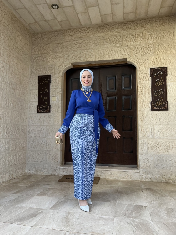 ثوب الياسمين للحنا باللون النيلي