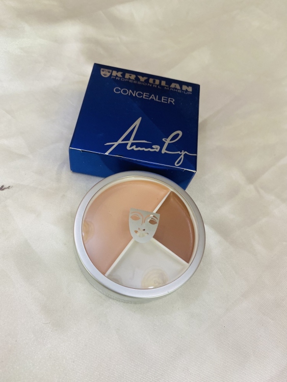 §KRYOLAN PROFESSIONRL MAKE•UP CONCEALER كارولينا كونسيلر وكنتور 