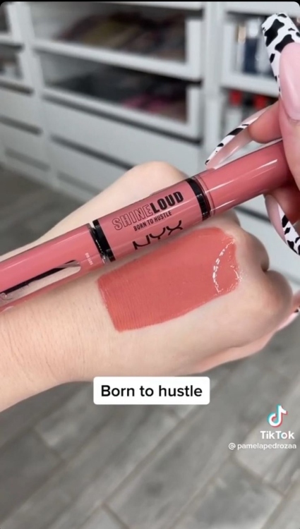 NYX PROFESSIONAL MAKEUP, SHINE LOUD HIGH SHINE LIP COLOR - 1 Born To Hustle
أحمر شفاه ثابت بجهتين مطفي و بلمعة