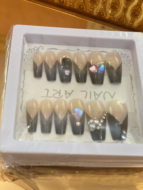 اظافر مزركشه 