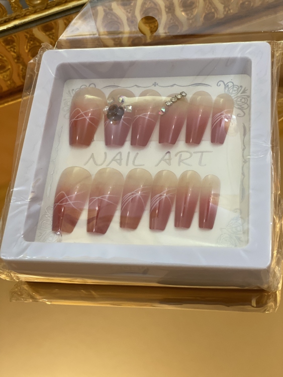 اظافر مزركشة 