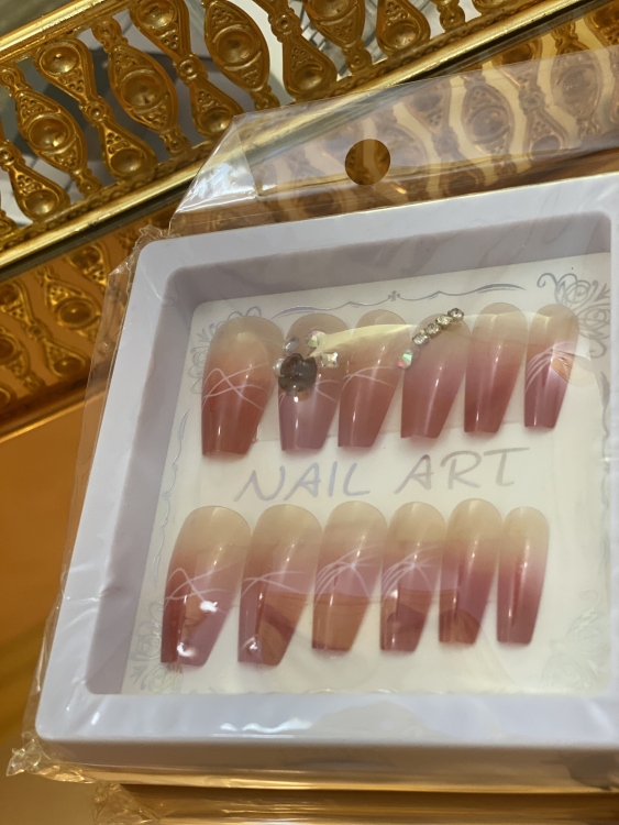 اظافر مزركشة 
