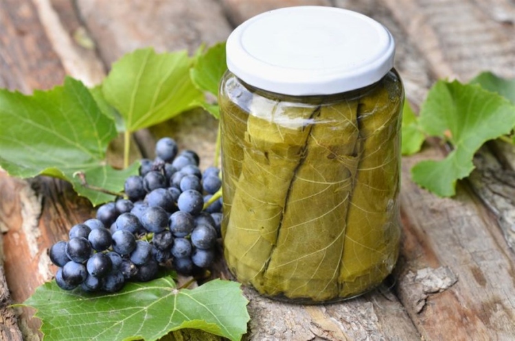 Tinned grape leaves